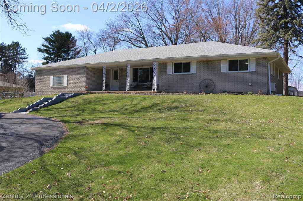 Homes For Sale - 650 Longford Drive <br/> Rochester, MI 48309