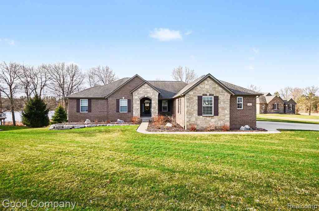 Homes For Sale - 900 Watersmeet Drive <br/> Oxford, MI 48371