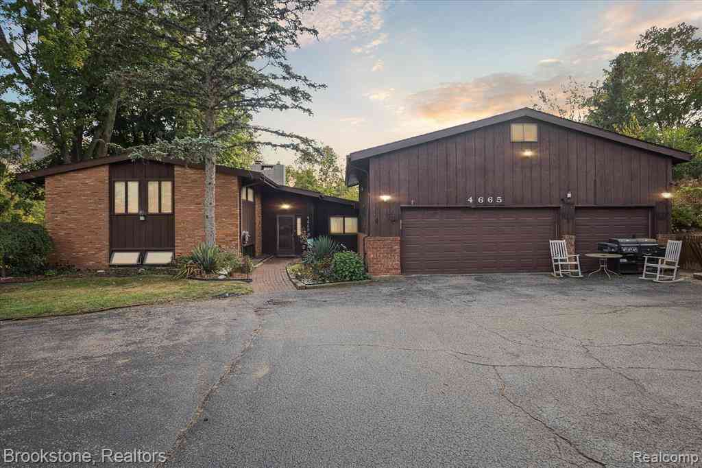 Homes For Sale - 4665 W Maple Road  <br/> Bloomfield Hills, MI 48301