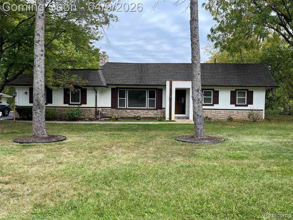 Homes For Sale - 3930 Harris Lane <br/> West Bloomfield, MI 48323