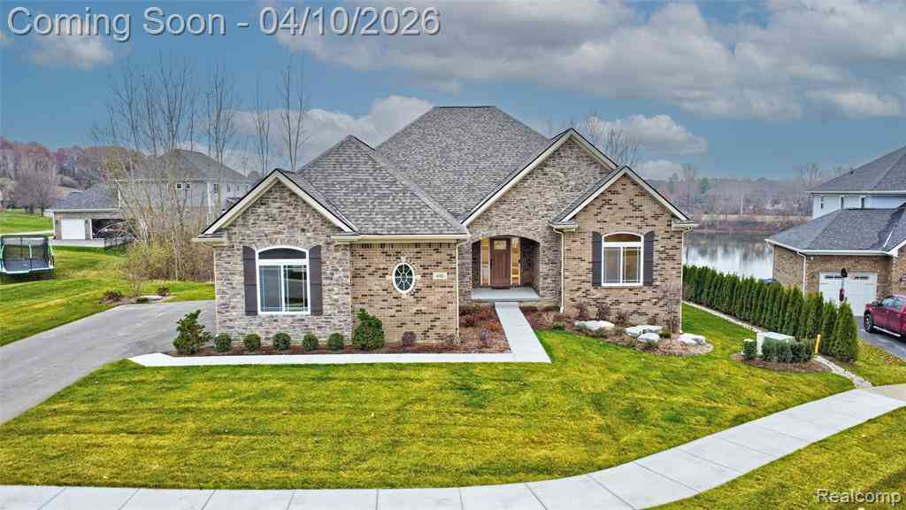 Homes For Sale - 690 Willow Lake Court <br/> Oxford, MI 48371
