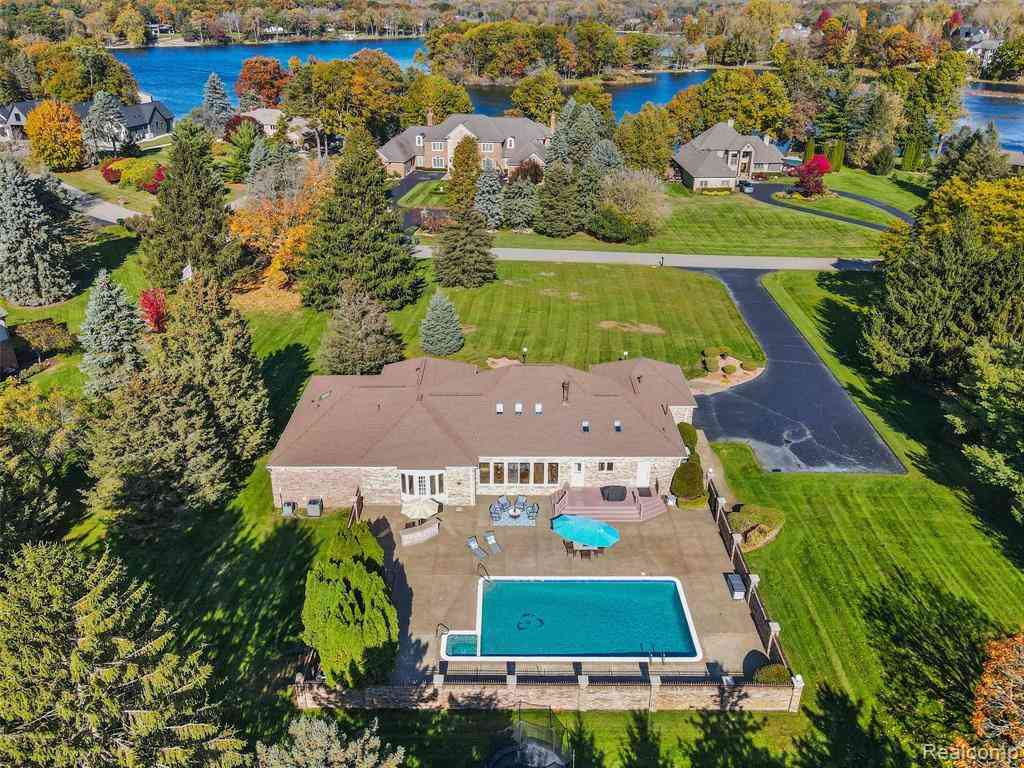 Homes For Sale - 4227 Newcastle Drive <br/> Clarkston, MI 48348