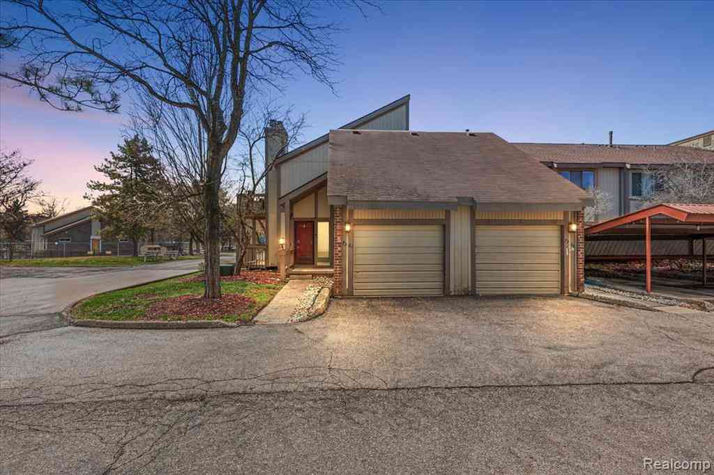 Condo For Sale - 7361 Radcliff Drive <br/> West Bloomfield, MI 48322