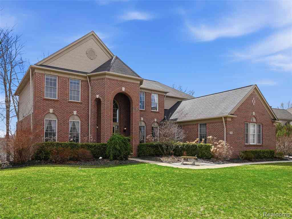 Homes For Sale - 3235 Woodview Circle <br/> Lake Orion, MI 48362