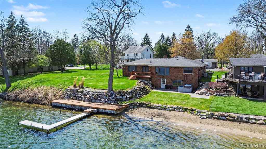 Homes For Sale - 2596 N Williams Lake Road <br/> Oakland County, Waterford, MI 48327