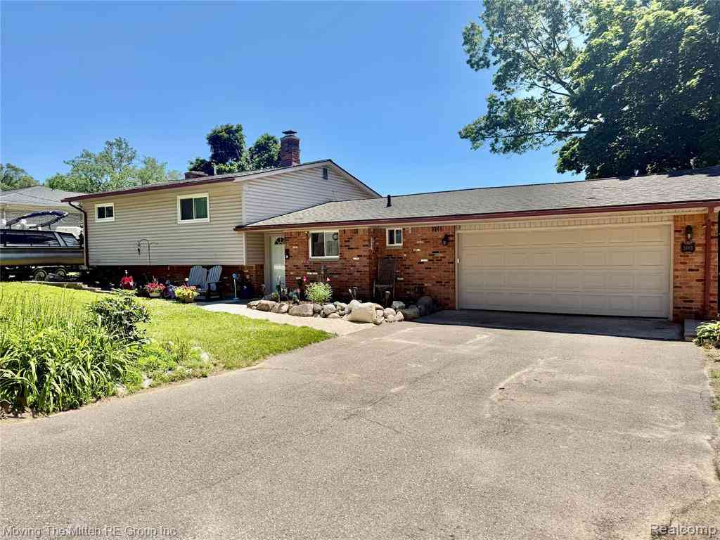 Homes For Sale - 2965 Barkman Drive <br/> Oakland County, Waterford, MI 48329