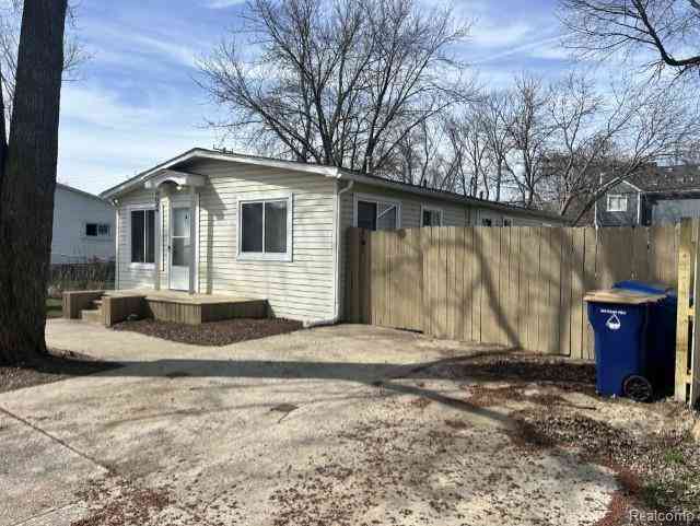 Homes For Sale - 4024 Wenonah Lane <br/> Oakland County, Waterford, MI 48328