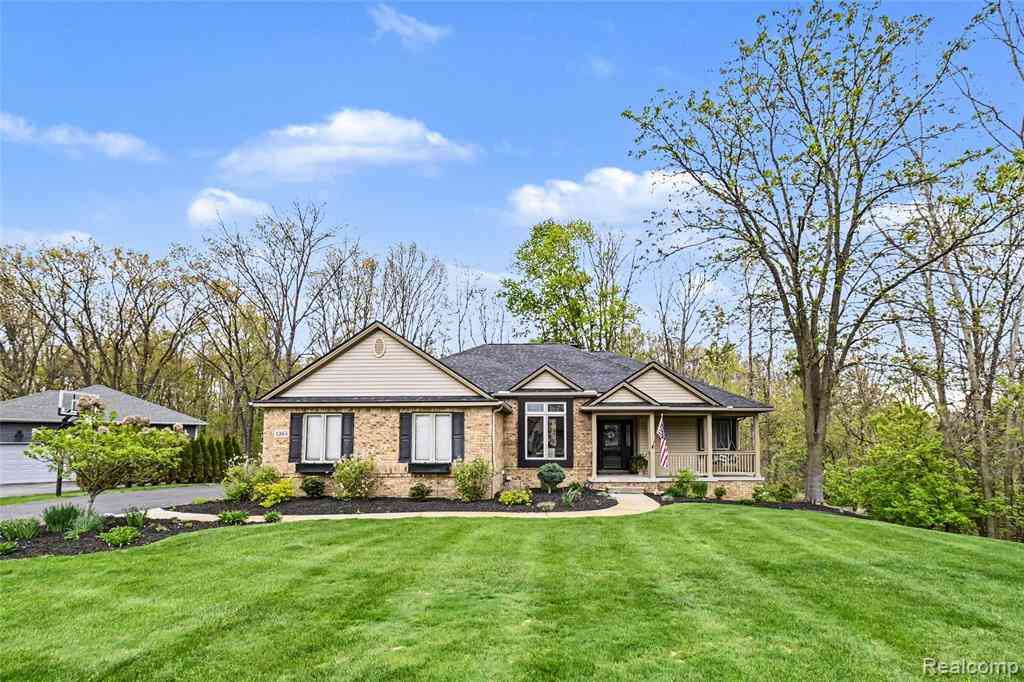 Homes For Sale - 1263 Victoria Lane <br/> Fenton, MI 48430