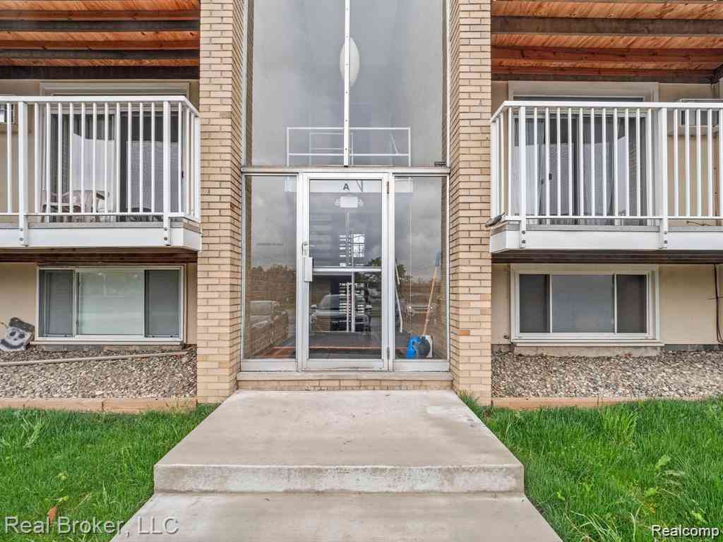 Condo For Rent - 4905 Crooks Road  #A5<br/> Royal Oak, MI 48073
