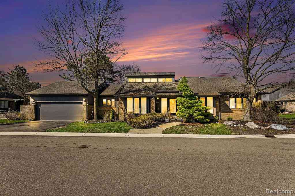 Condo For Sale - 5950 Pinetree Drive <br/> West Bloomfield, MI 48322