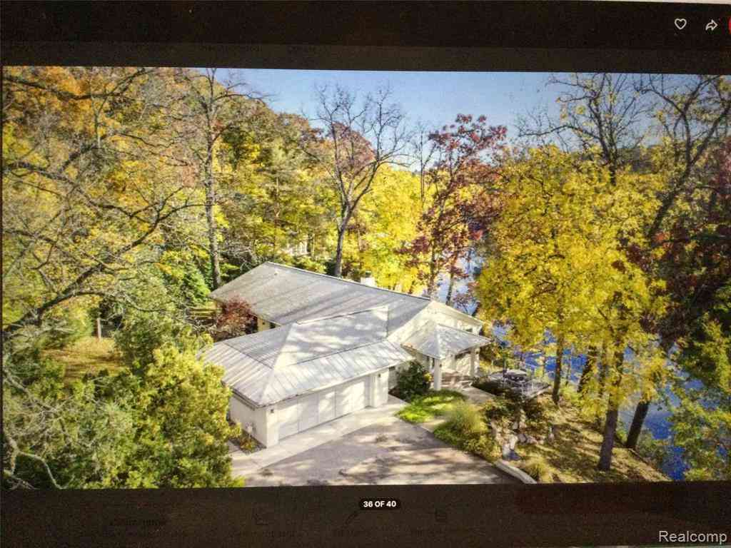 Homes For Sale - 2510 Thornapple River Drive Se SE<br/> Grand Rapids, MI 49546