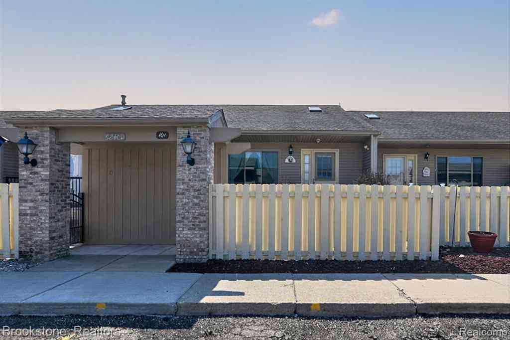 Condo For Sale - 62401 Raleigh Court  #4<br/> South Lyon, MI 48178