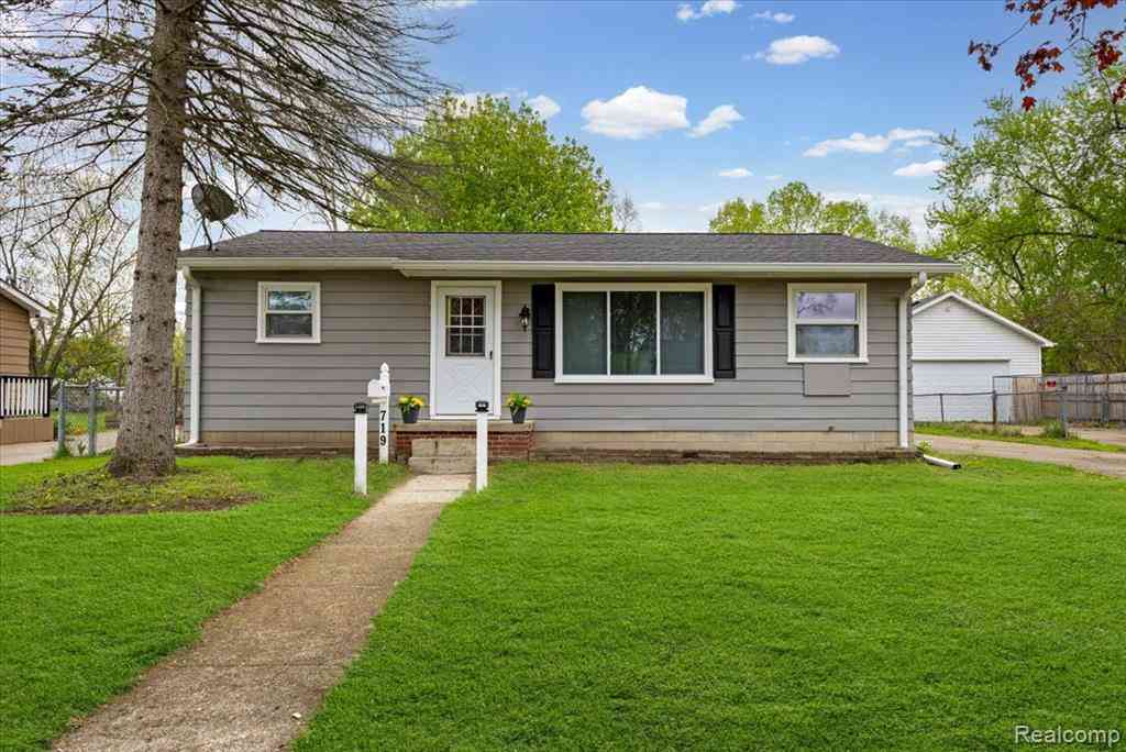 Homes For Sale - 719 Hartner Drive <br/> Oakland County, Holly, MI 48442
