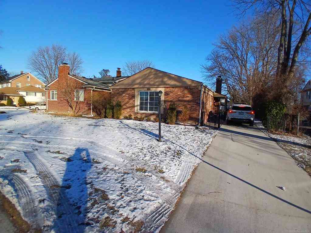 Homes For Sale - 1000 Vernier Road <br/> Wayne County, Grosse Pointe Woods, MI 48236