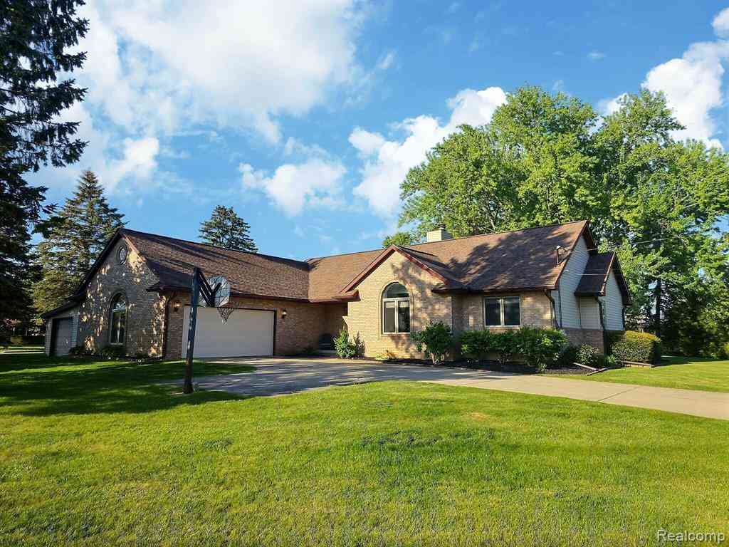 Homes For Sale - 16147 Silvercrest Drive <br/> Fenton, MI 48430