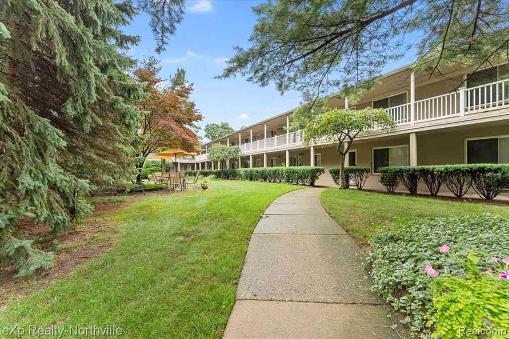 Condo For Sale - 475 S Adams Road <br/> Birmingham, MI 48009