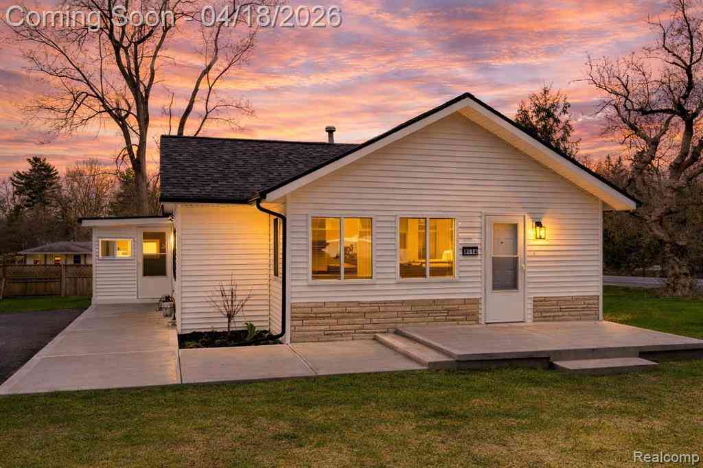 Homes For Sale - 2514 Barton Street <br/> Commerce Twp, MI 48382