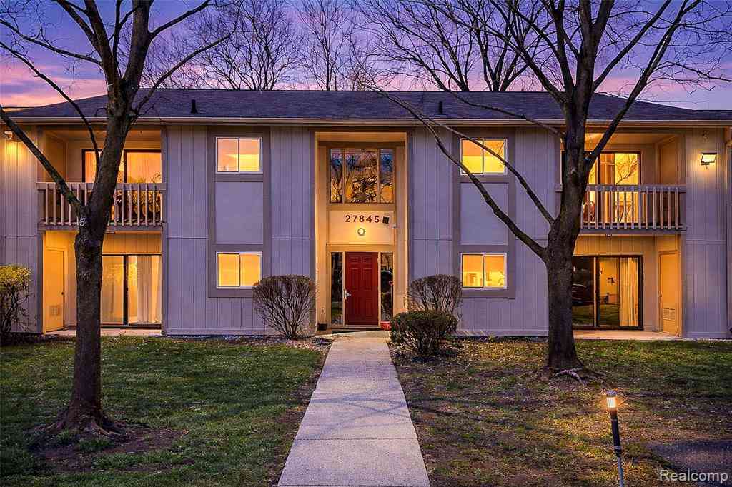 Condo For Sale - 27845 Berrywood Lane <br/> Farmington, MI 48334