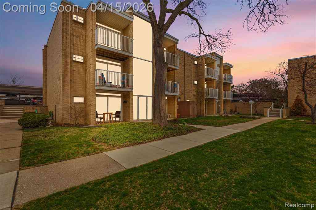 Condo For Sale - 4913 Crooks Road  #G1<br/> Royal Oak, MI 48073