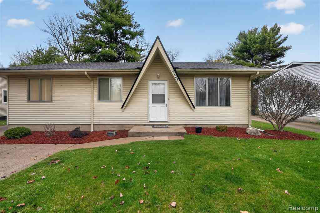 Homes For Sale - 4739 Joan Lane <br/> Pinckney, MI 48169
