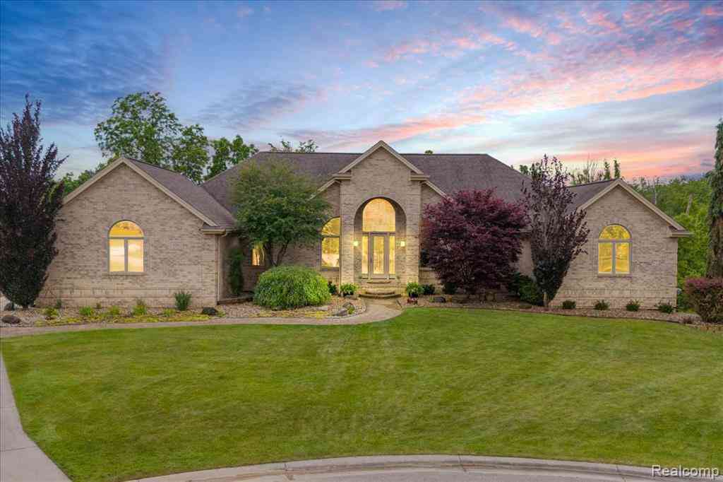 Homes For Sale - 550 Kings Fairway Court <br/> Grand Blanc, MI 48439