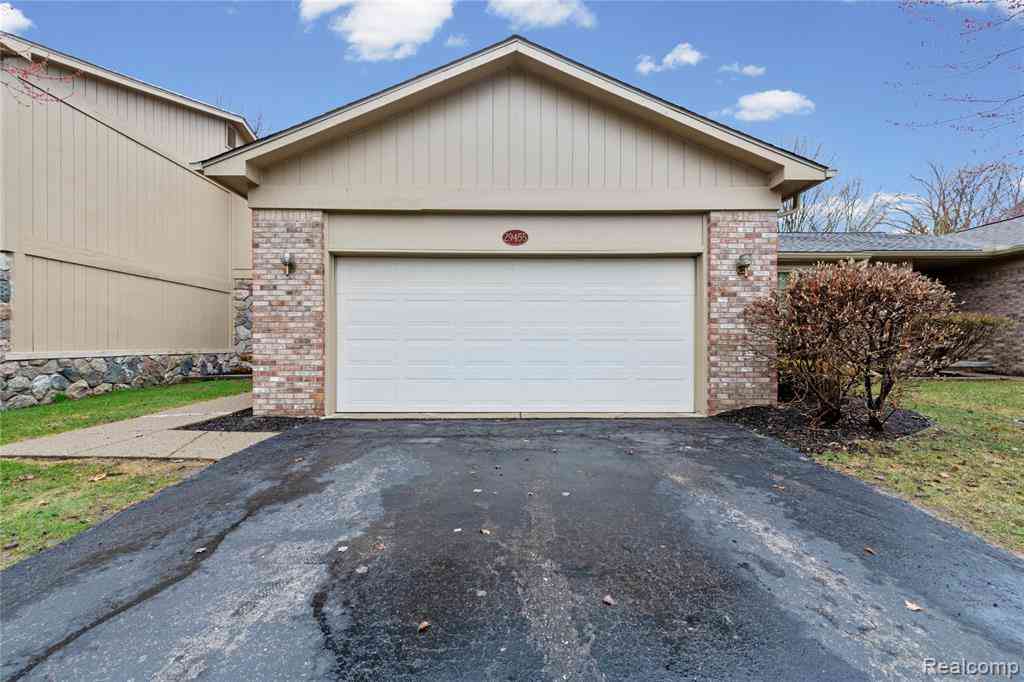 Condo For Sale - 29455 Sylvan Lane <br/> Farmington, MI 48334