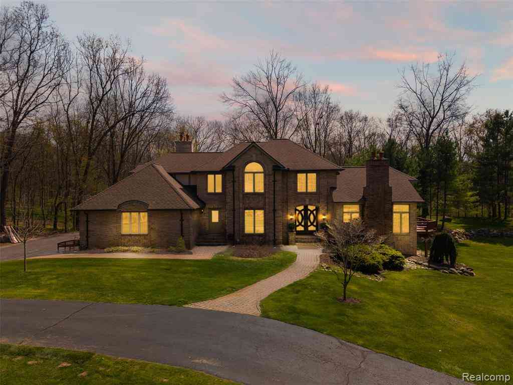 Homes For Sale - 561 Valley Drive <br/> Oakland County, Milford, MI 48381