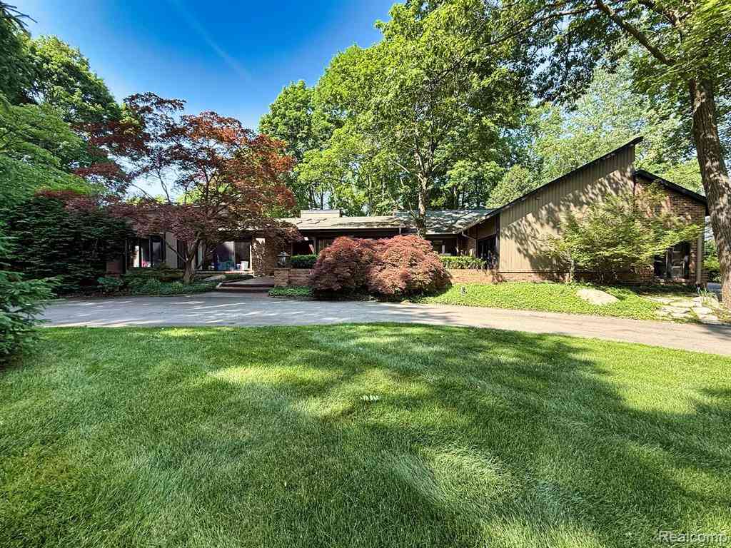 Homes For Sale - 275 Pine Ridge Drive <br/> Bloomfield Hills, MI 48304