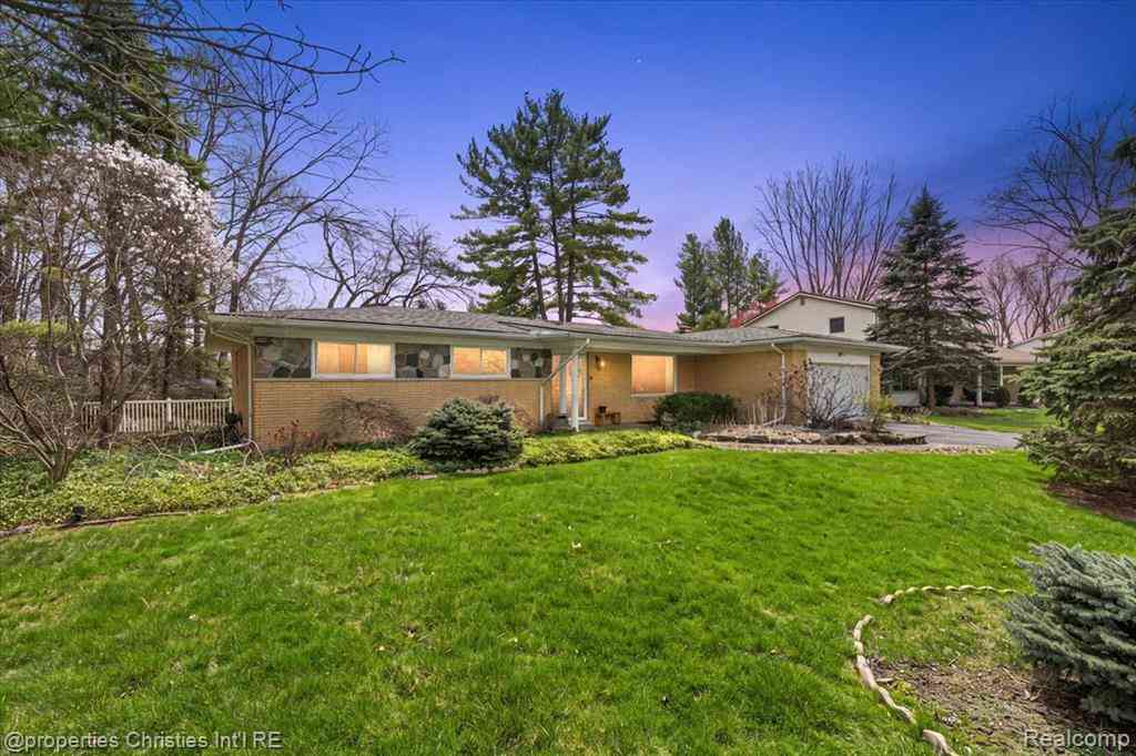 Homes For Sale - 38482 Applewood Street <br/> Clinton Township, MI 48036