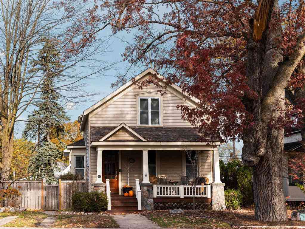 Homes For Sale - 427 Washington Street <br/> Traverse City, MI 49684