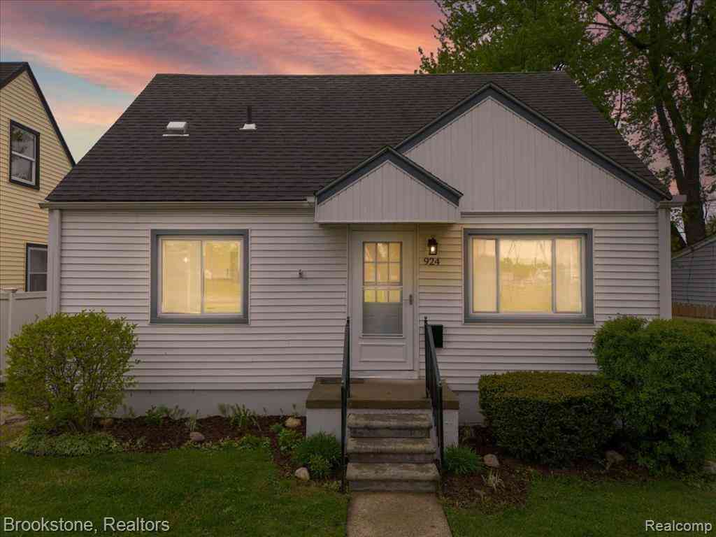 Homes For Sale - 924 E Otis Avenue <br/> Hazel Park, MI 48030