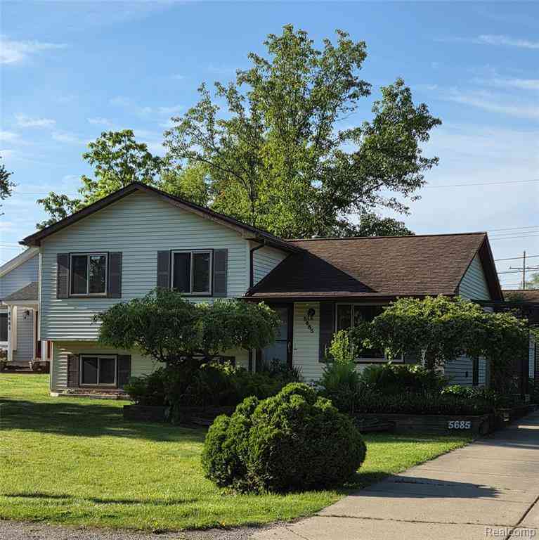 Homes For Sale - 5685 S Aylesbury Drive <br/> Oakland County, Waterford, MI 48327
