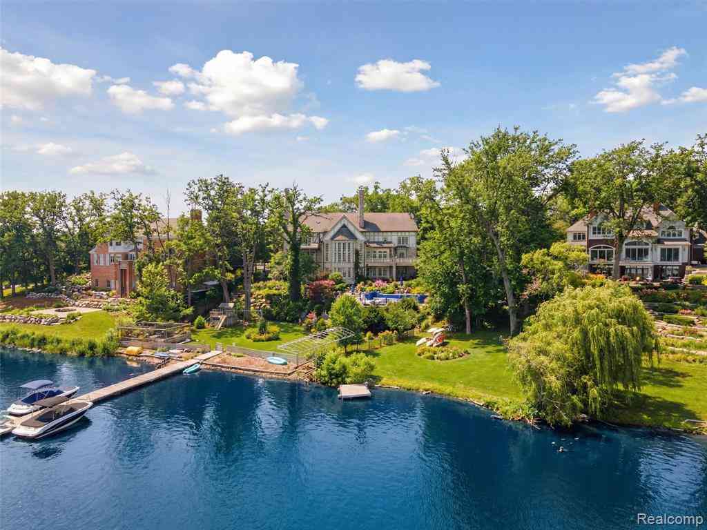 Homes For Sale - 3075 Heron Pointe Drive <br/> Bloomfield Hills, MI 48302