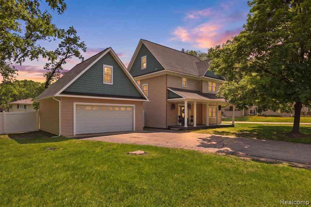 Homes For Sale - 5685 Crescent Road <br/> Oakland County, Waterford, MI 48327