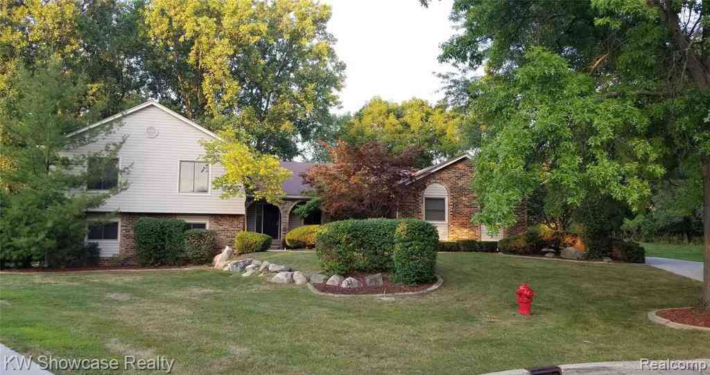 Homes For Sale - 1728 Hiview Court <br/> Bloomfield Hills, MI 48302