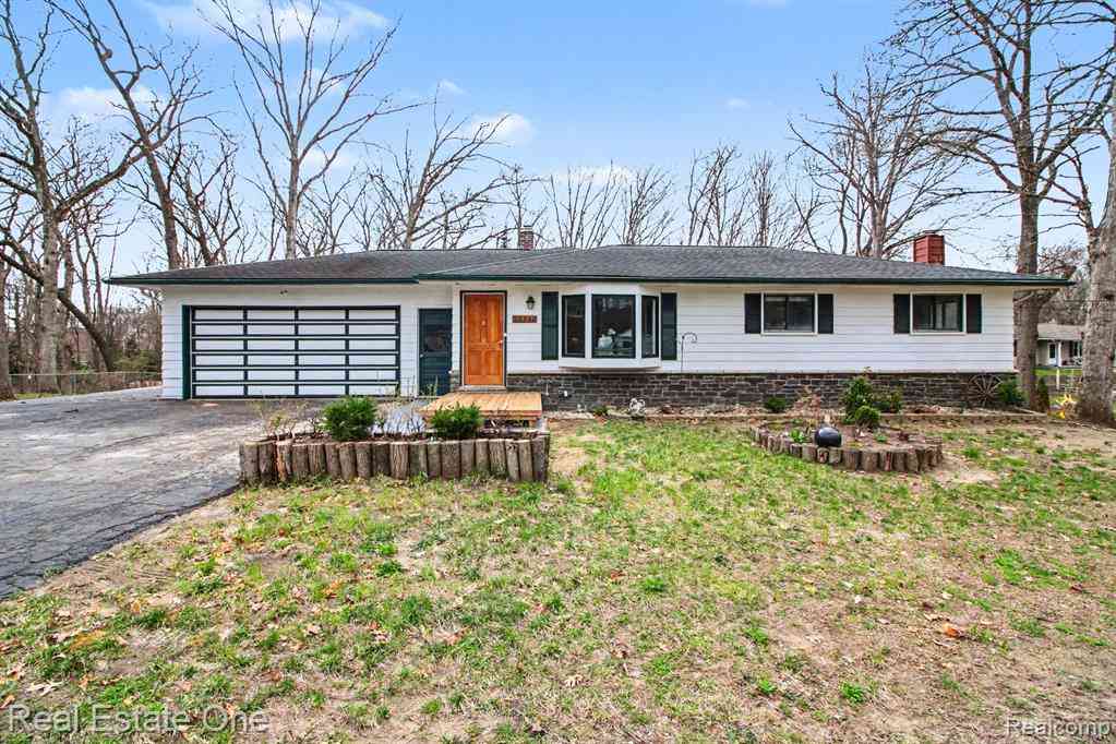 Homes For Sale - 4937 Oak Park Drive <br/> Clarkston, MI 48346
