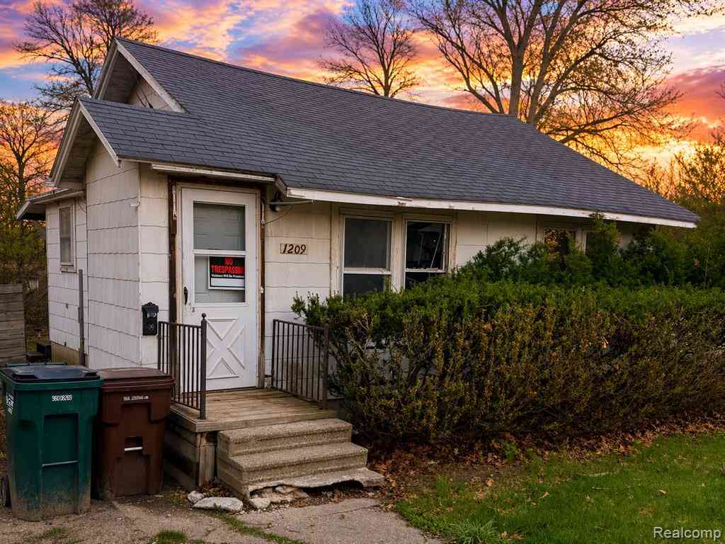 Homes For Sale - 1209 Lathrop Street <br/> Lansing, MI 48912