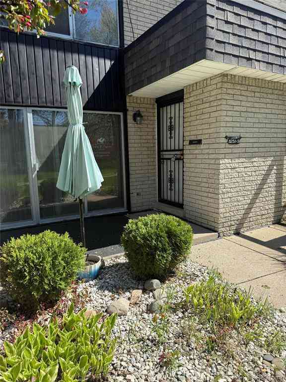 Condo For Sale - 8251 Kennedy Circle  #3<br/> Warren, MI 48093