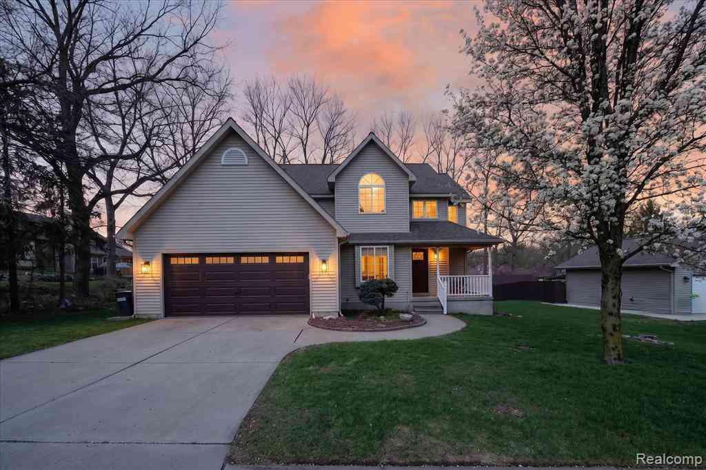 Homes For Sale - 410 Bent Oak Street <br/> Fenton, MI 48430