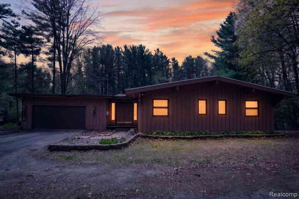 Homes For Sale - 3301 Jewell Road <br/> Howell, MI 48843