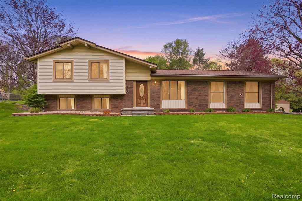 Homes For Sale - 1525 E Dawson Road <br/> Milford, MI 48381