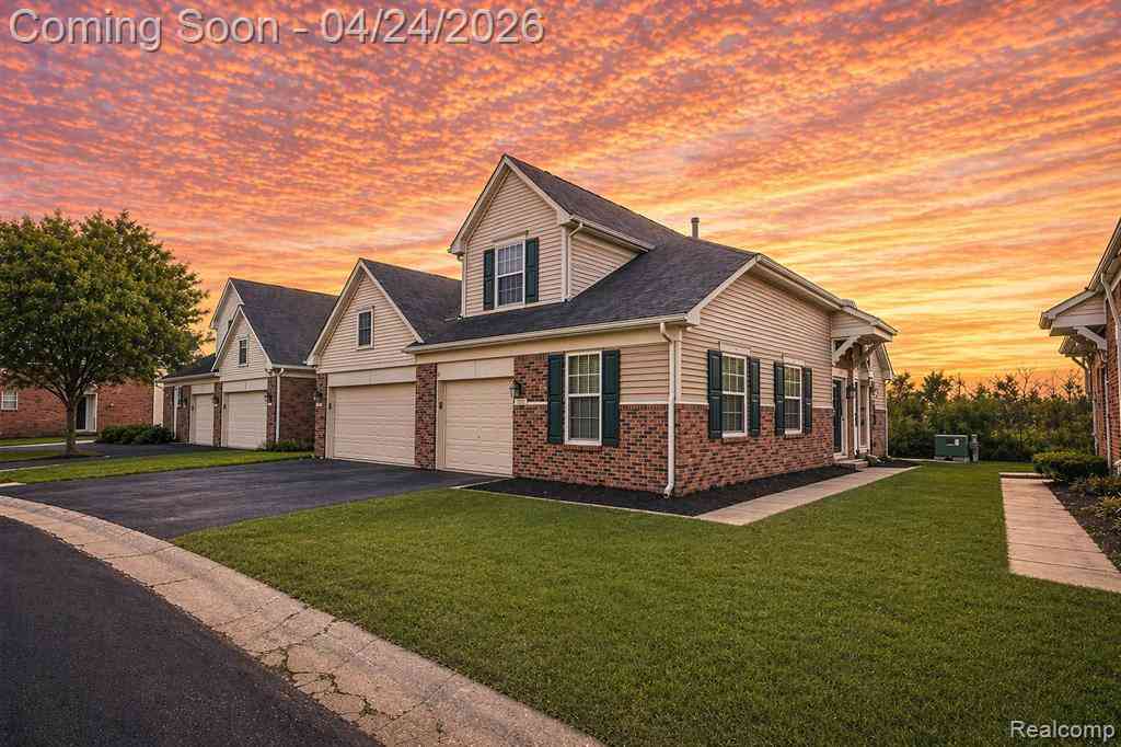 Condo For Sale - 150 Legacy Park Circle <br/> Dearborn Heights, MI 48127