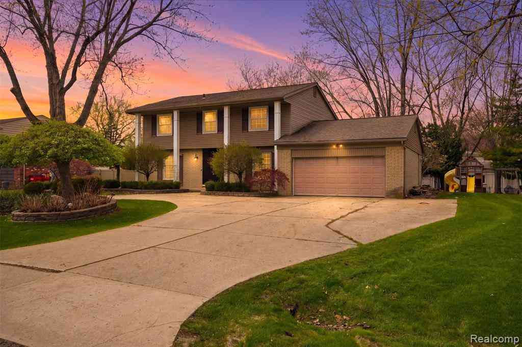 Homes For Sale - 5701 Tequesta Court <br/> West Bloomfield, MI 48323