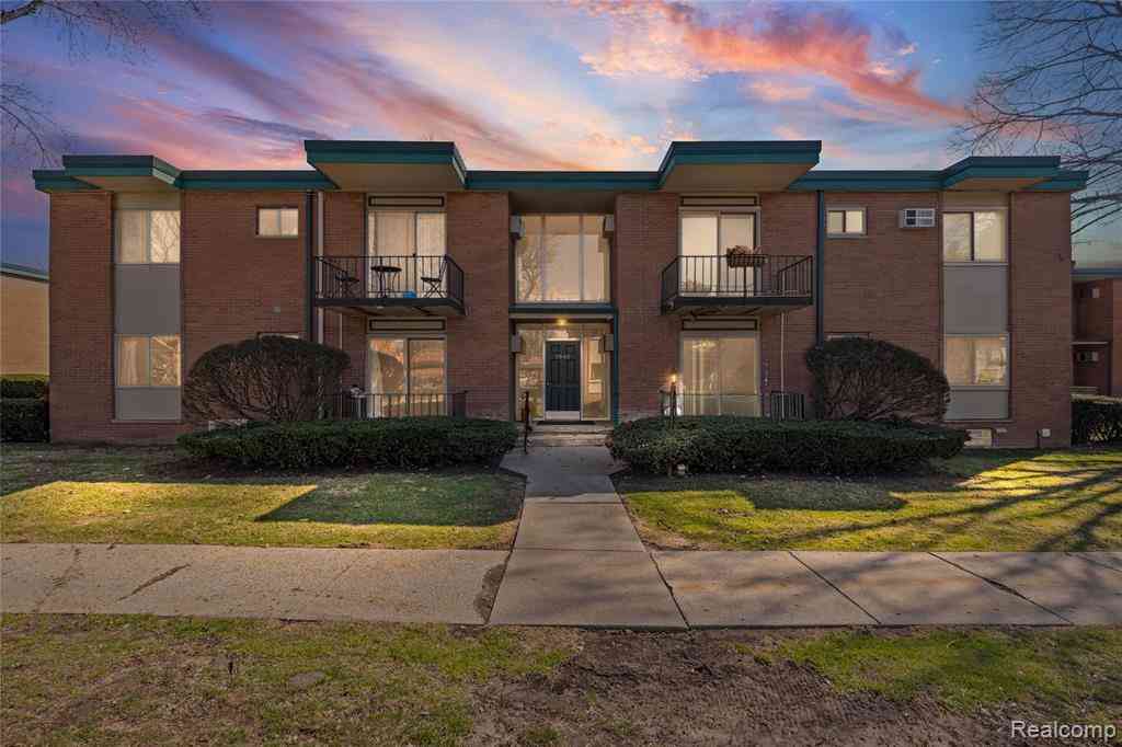 Condo For Sale - 1840 Axtell Drive  #8<br/> Troy, MI 48084