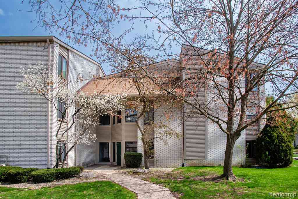 Condo For Sale - 31993 W 12 Mile Road  #109<br/> Farmington, MI 48334