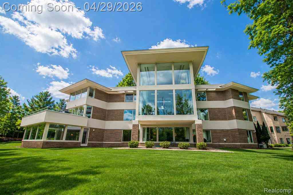Homes For Sale - 1208 Hidden Lake Drive <br/> Bloomfield Hills, MI 48302
