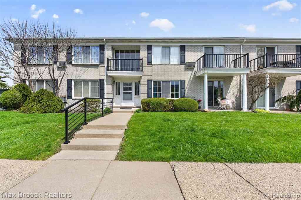 Condo For Sale - 100 W Hickory Grove Road  #E2<br/> Bloomfield Hills, MI 48304