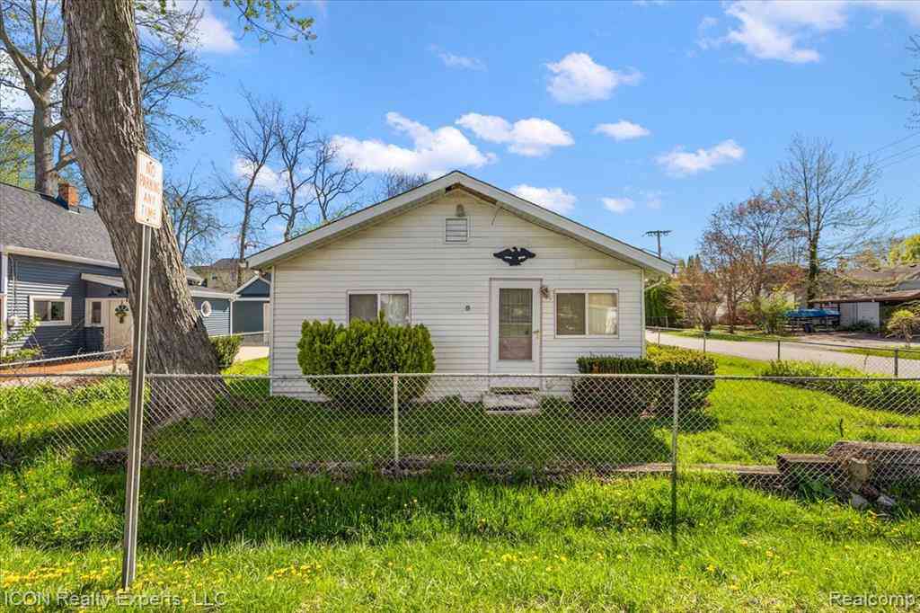 Homes For Sale - 1801 Beechcroft Street <br/> Keego Harbor, MI 48320