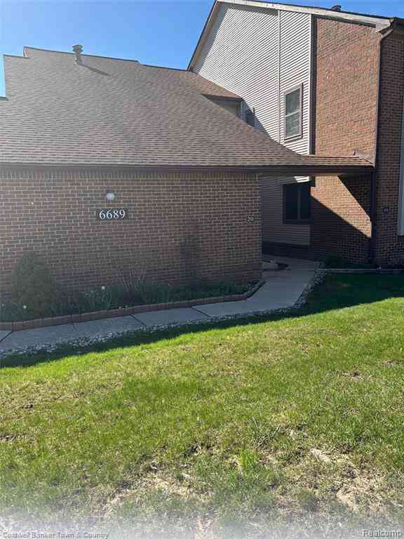 Condo For Sale - 6689 Ridgefield Circle  #201<br/> West Bloomfield, MI 48322