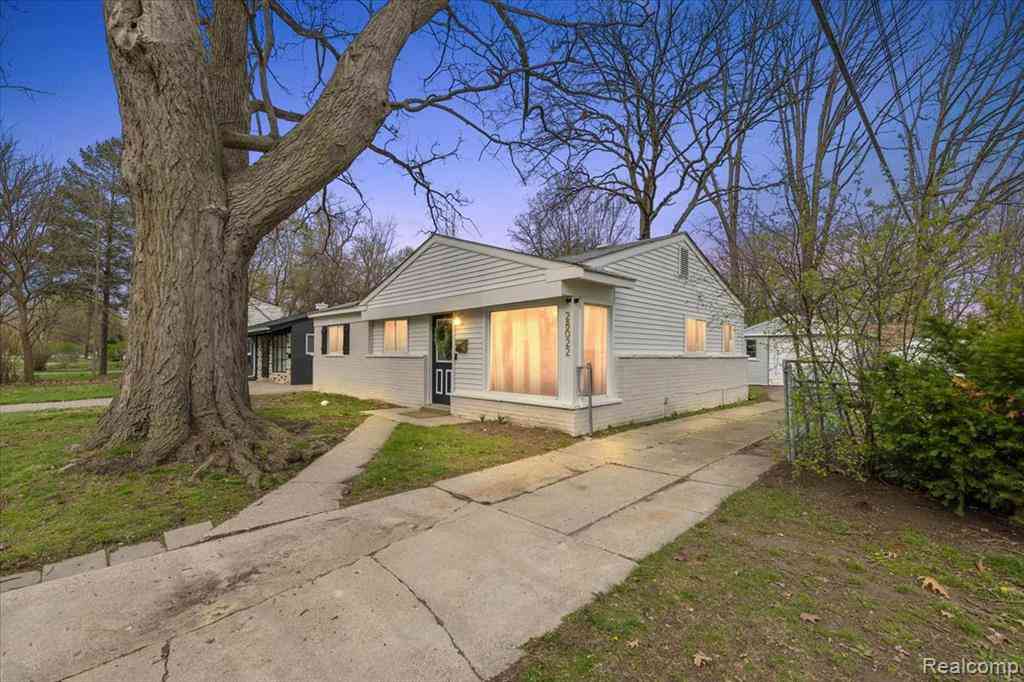 Homes For Sale - 28022 Fairfax Street <br/> Southfield, MI 48076